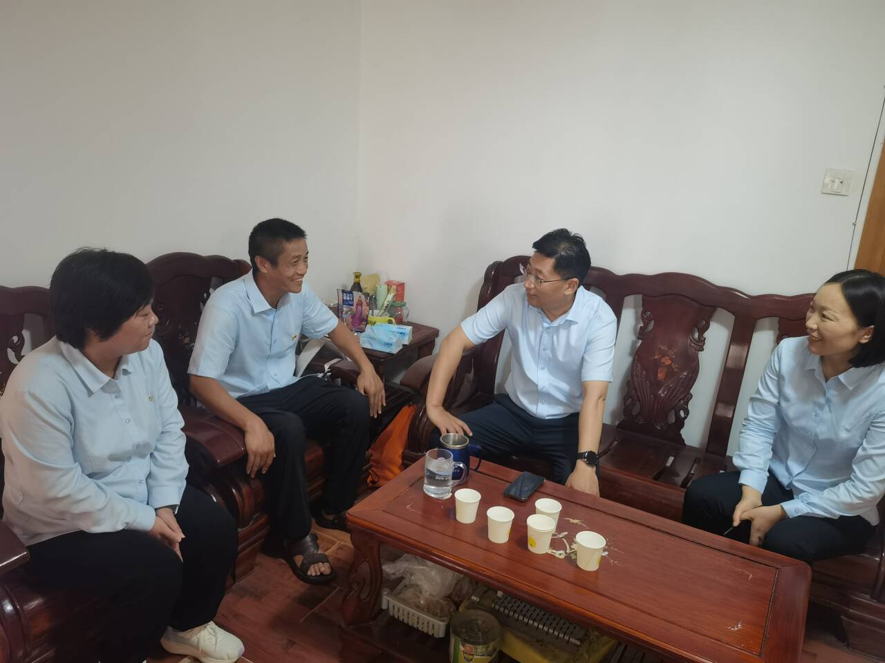 公交集團黨委“七一”走訪(fǎng)慰問(wèn)困難黨員