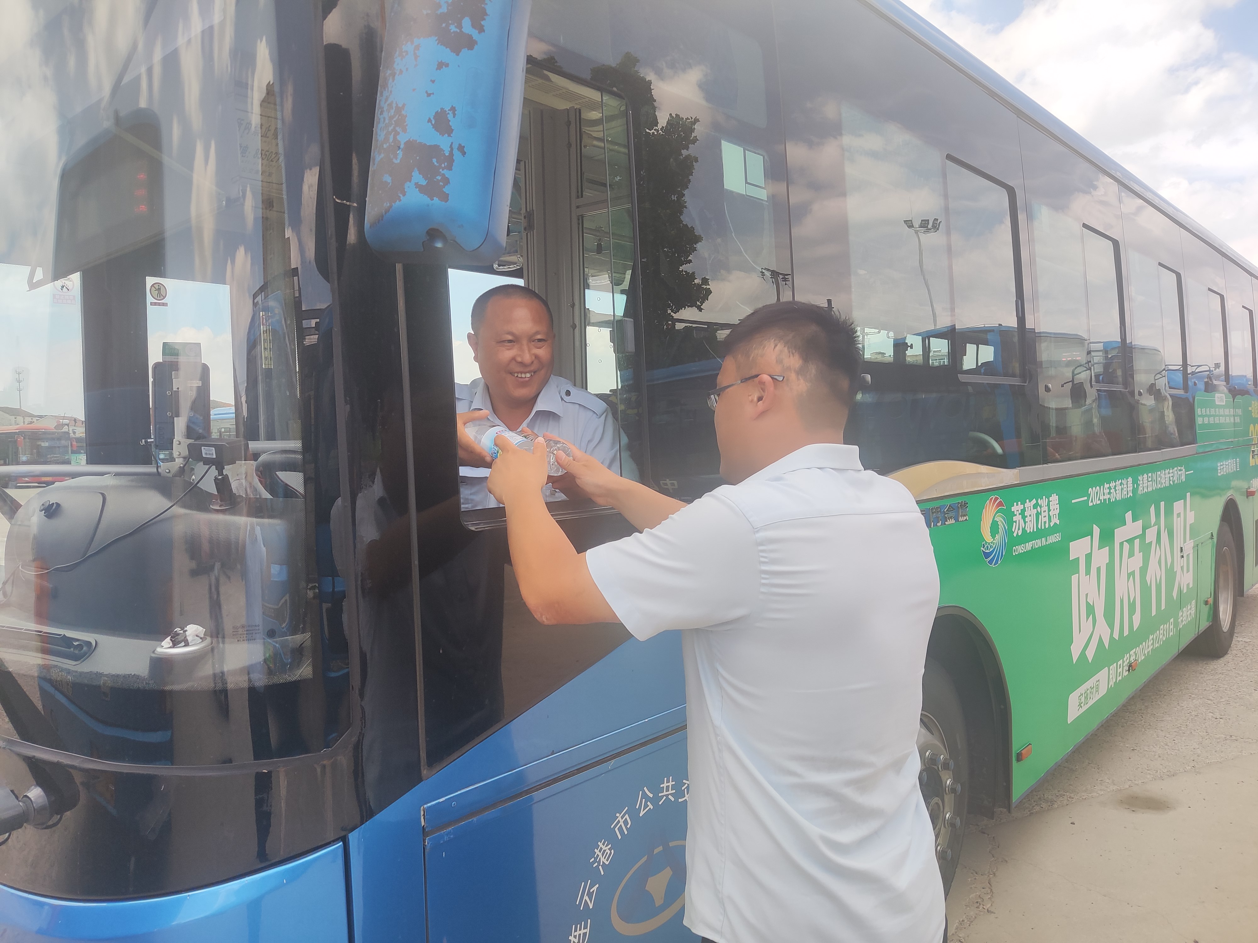 【夏季安康“三送”之“送清涼”】 海通持續開(kāi)展送清涼活動(dòng)