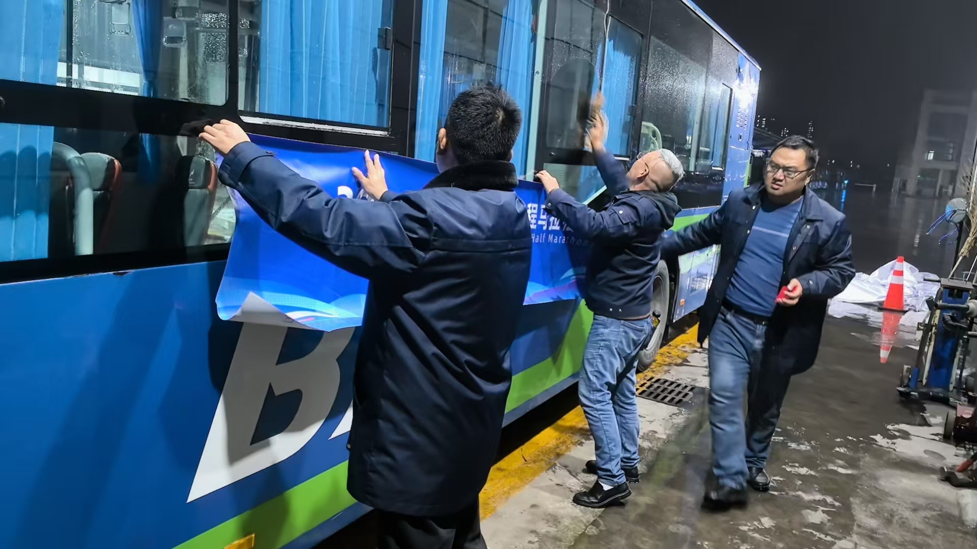 夜幕下的堅守--佳連公交為連島半程馬拉松保駕護航！