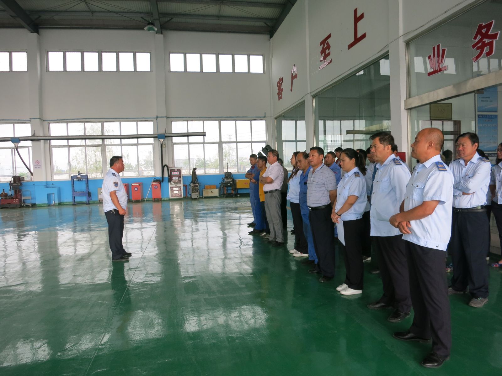 公交集團汽服公司積極宣傳 營(yíng)造文明城市創(chuàng  )建氛圍