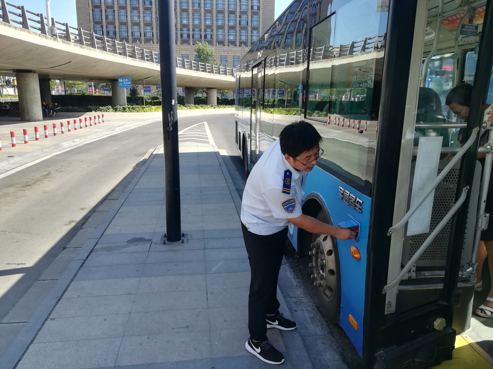 公交集團東部公司開(kāi)展上路上線(xiàn)安全檢查
