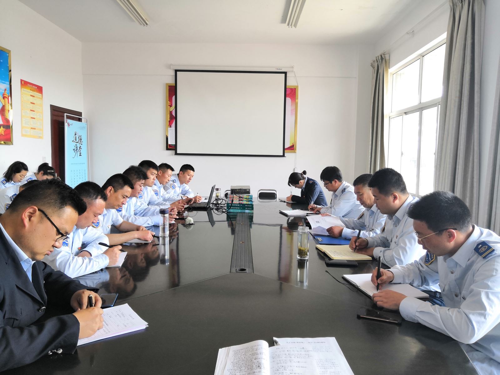 公交集團公交事業(yè)二部召開(kāi)黨員積分記實(shí)管理工作專(zhuān)題會(huì )議