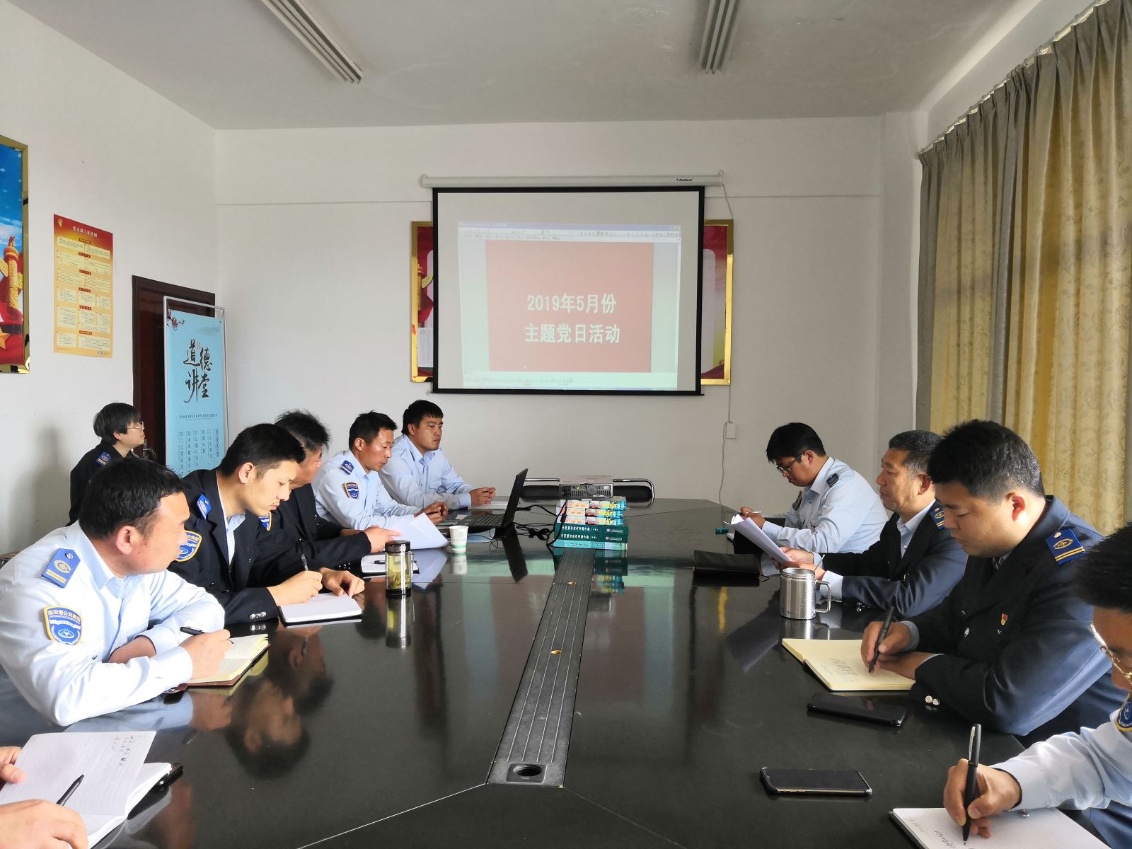 公交集團公交事業(yè)二部開(kāi)展“學(xué)懂黨內法規，建強組織體系”主題黨日活動(dòng)