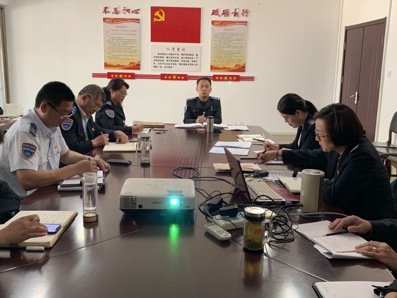 “學(xué)懂黨內法規，建強組織體系”公交集團快速公交事業(yè)部開(kāi)展主題黨日活動(dòng)