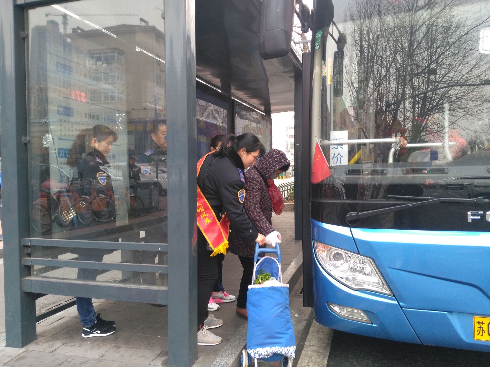 公交集團東部公司開(kāi)展進(jìn)站臺學(xué)雷鋒志愿服務(wù)活動(dòng)