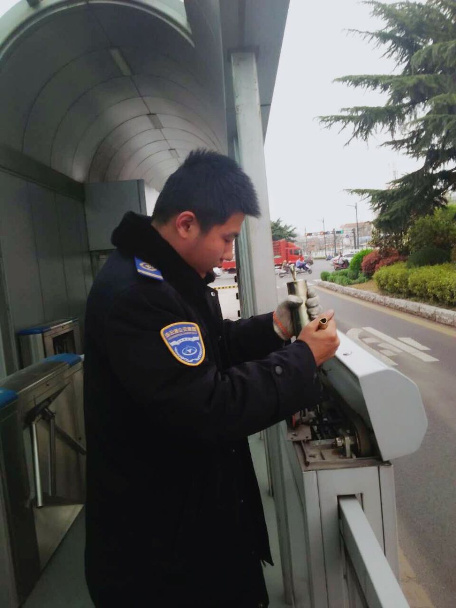 公交快速公司總務(wù)科維護保養站臺安全門(mén)