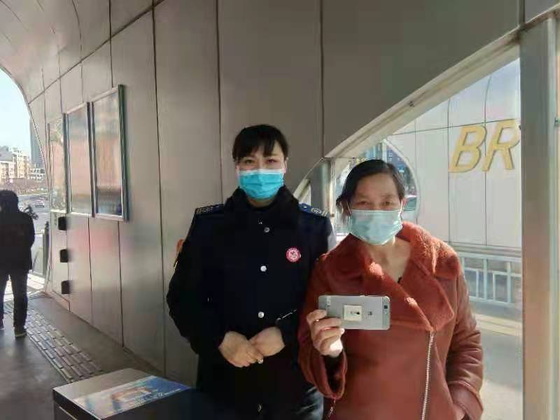 快速公交事業(yè)部站務(wù)員聯(lián)手幫助乘客找到丟失的手機獲感謝