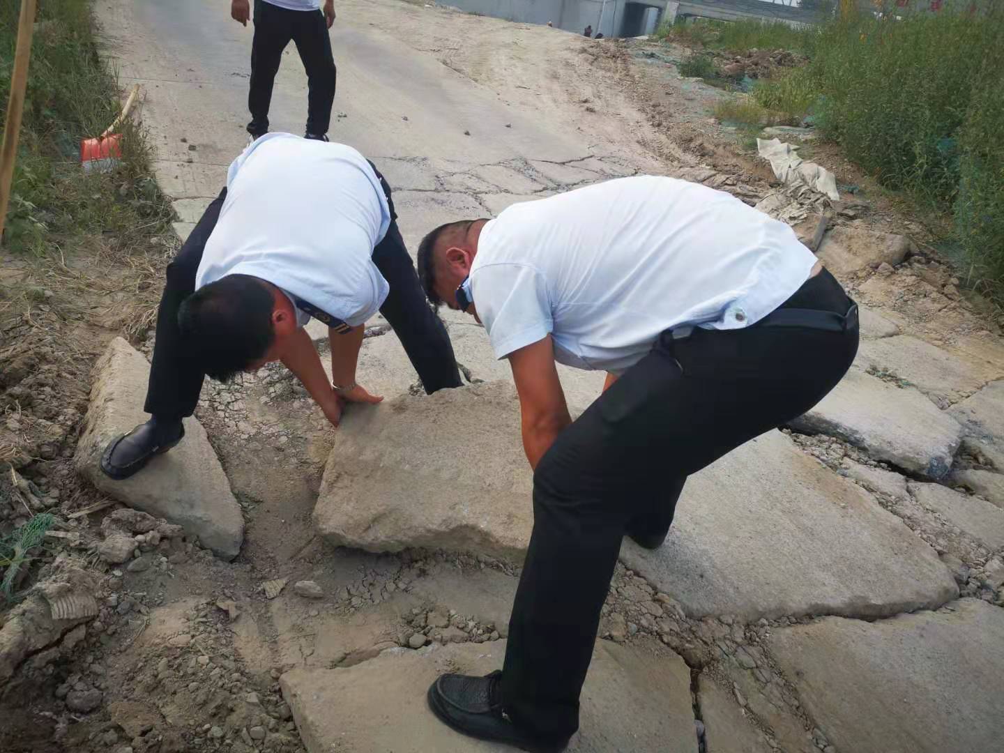 公交集團經(jīng)營(yíng)發(fā)展事業(yè)部開(kāi)展公交場(chǎng)站地面破損修復工作