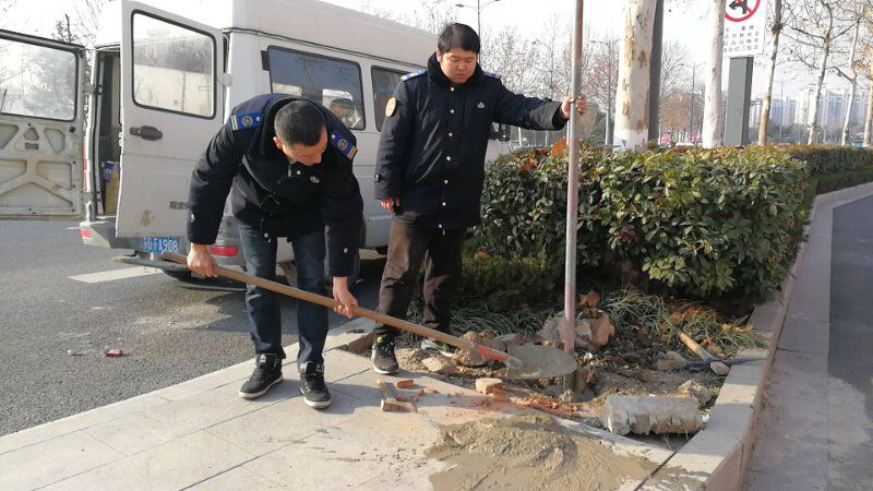 公交集團開(kāi)展市區簡(jiǎn)易式公交站牌排查整改工作