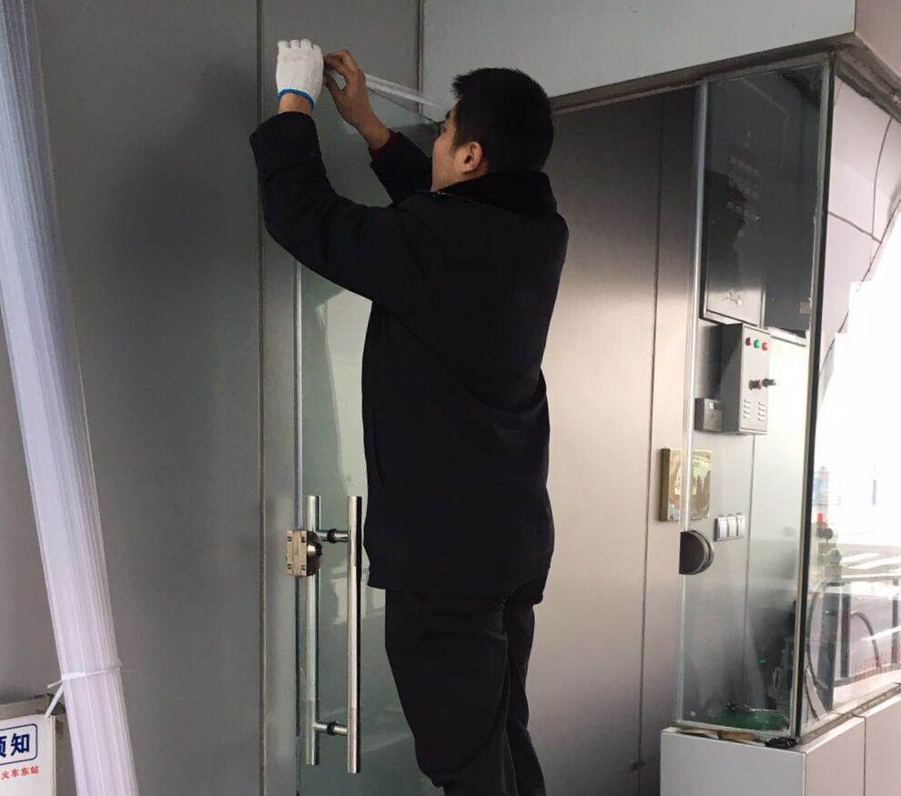 公交集團快速公司統一安裝站臺票房門(mén)玻璃門(mén)條