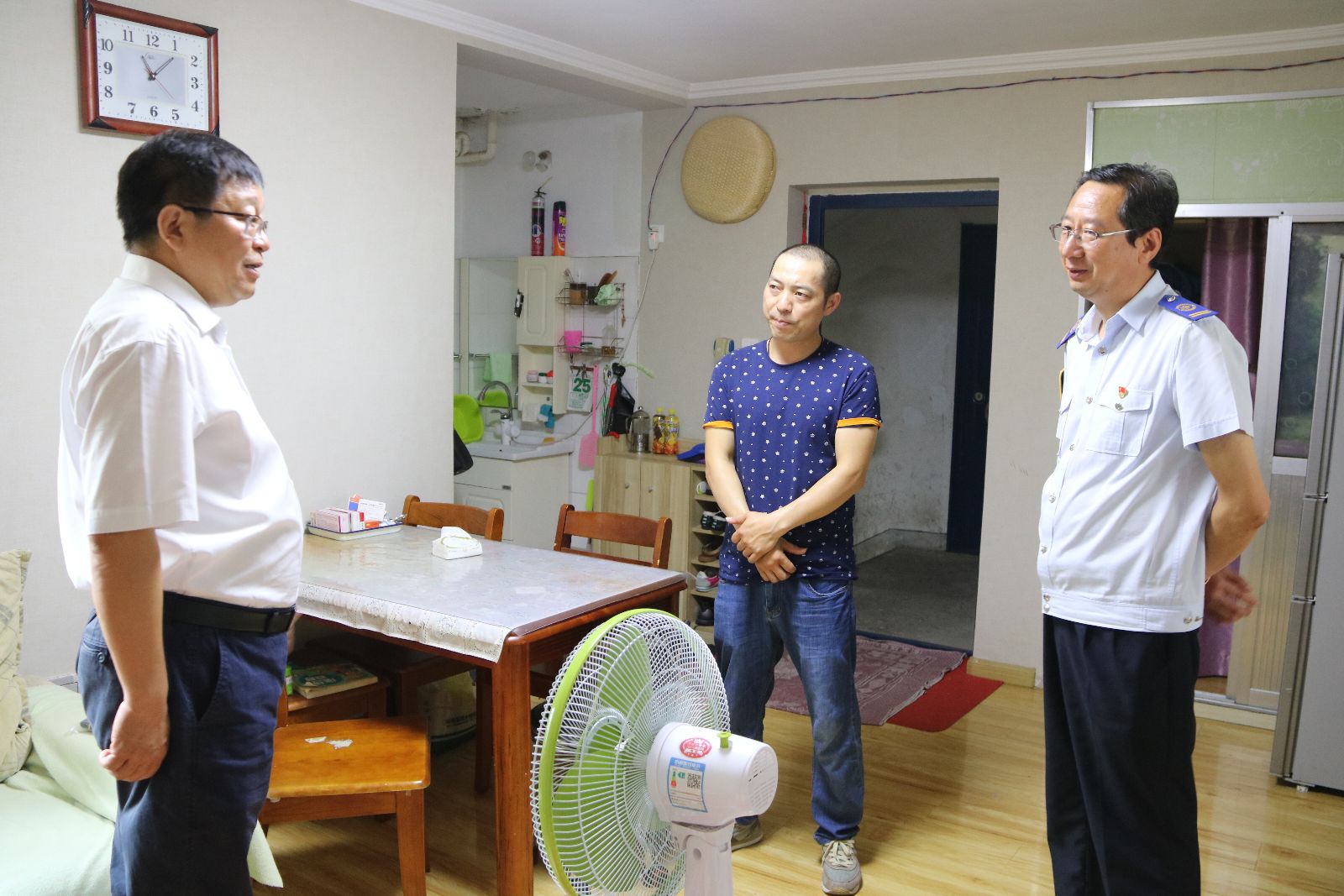 公交集團黨委開(kāi)展“七一”前夕慰問(wèn)困難黨員活動(dòng)