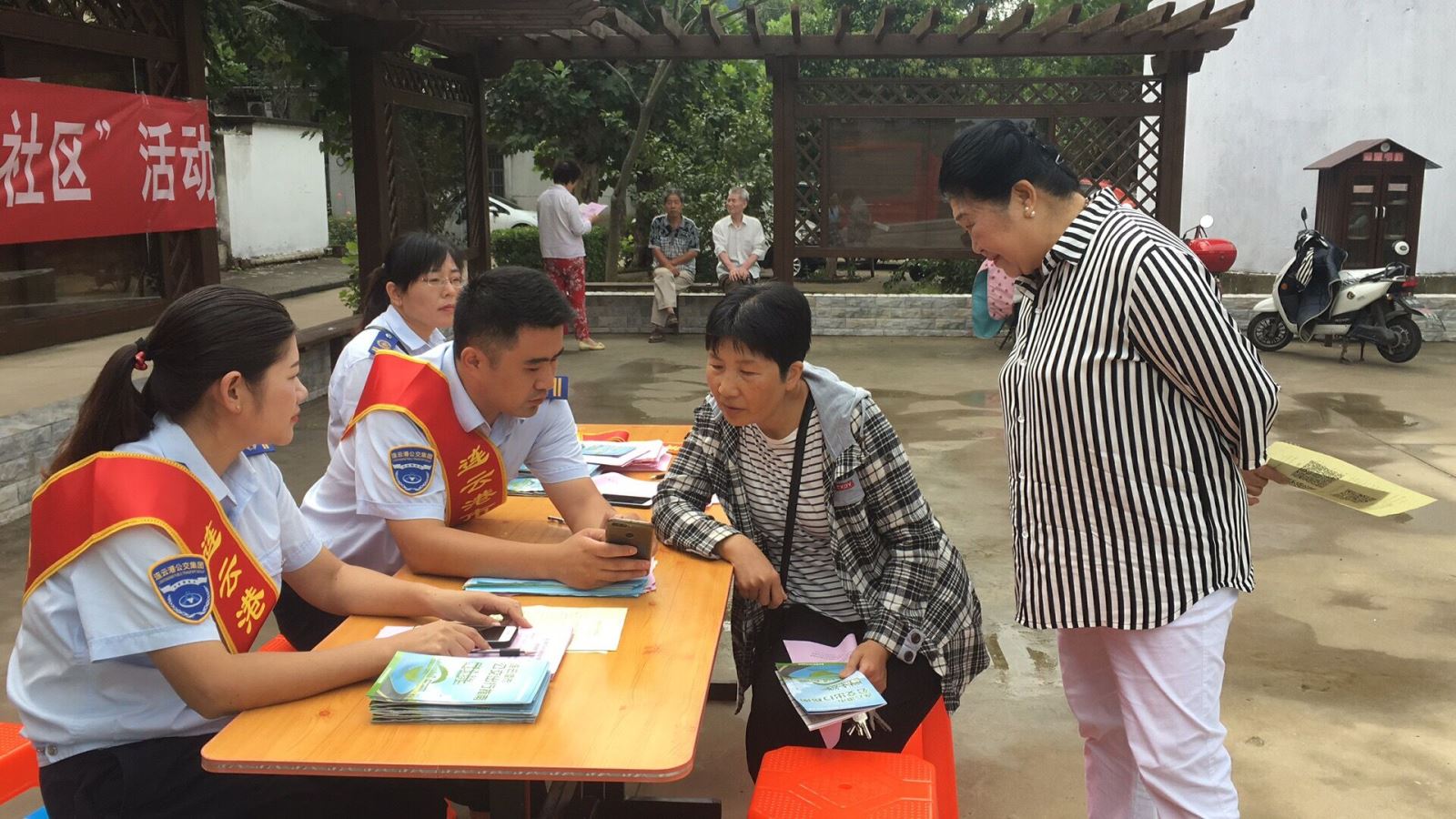 “公交出行宣傳周”公交集團海通公交公司走進(jìn)星化社區礦山院家屬區