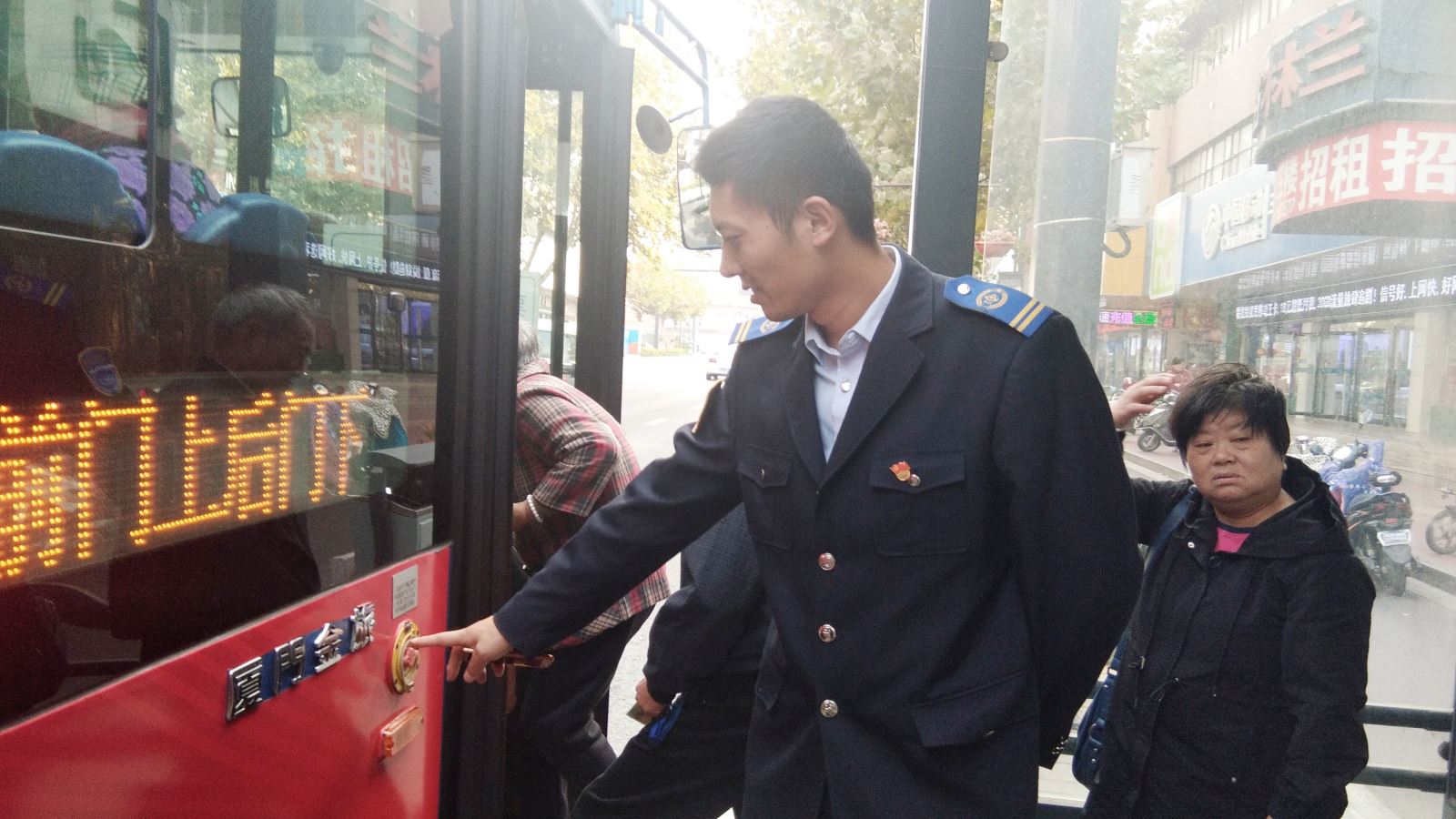 公交集團東部公司開(kāi)展秋季上路上線(xiàn)安全檢查