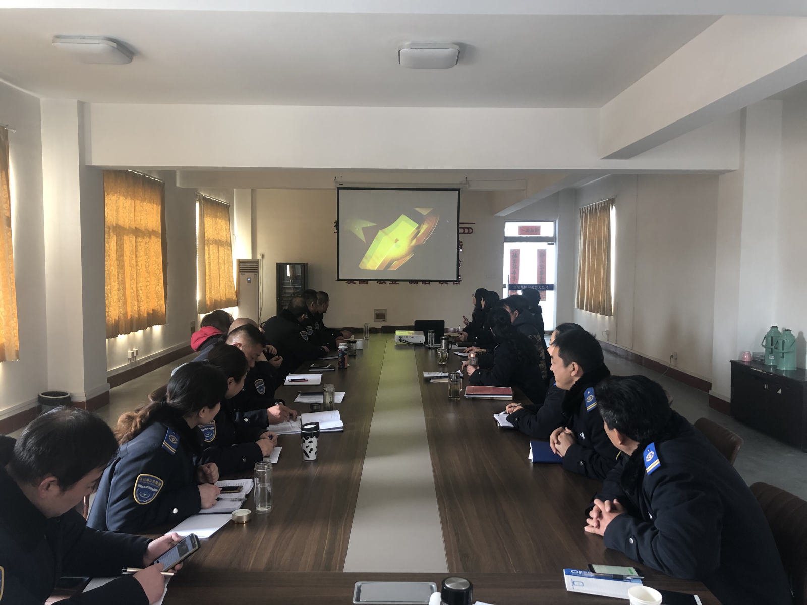 公交集團公交事業(yè)一部組織觀(guān)看警示教育片