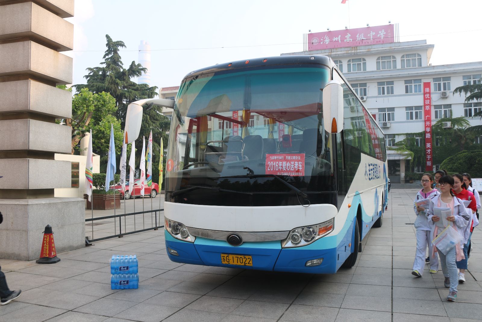 海通公交公司“點(diǎn)到點(diǎn)”接送考生 為考生保駕護航