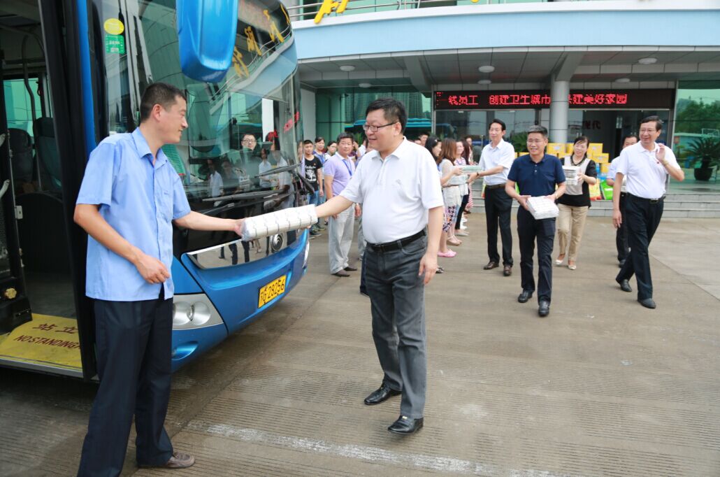 高溫酷暑  交通控股集團領(lǐng)導心系公交員工