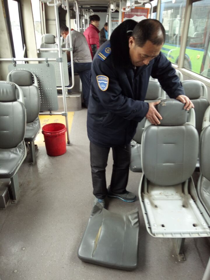 公交快速公司開(kāi)展車(chē)廂設備檢查工作