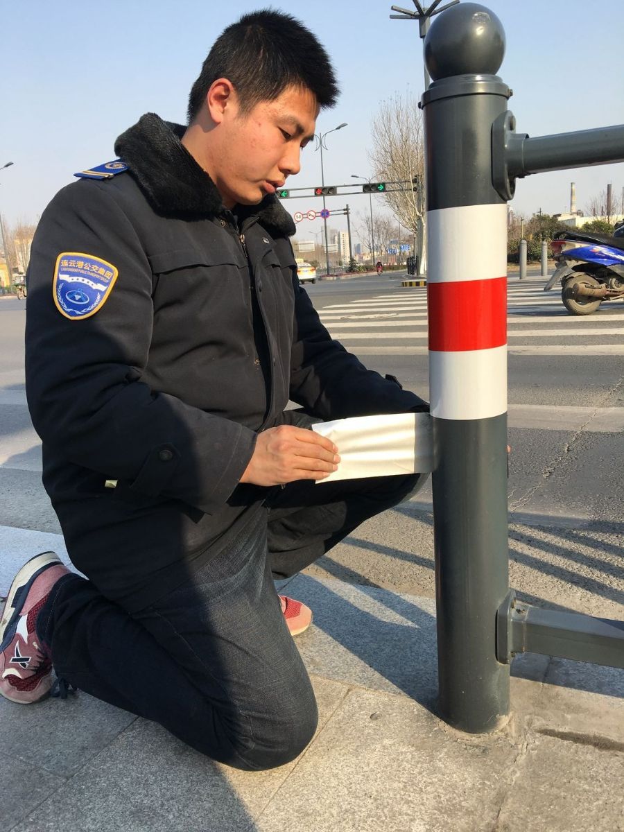 公交快速公司總務(wù)科統一粘貼反光貼 保障BRT站臺運營(yíng)安全