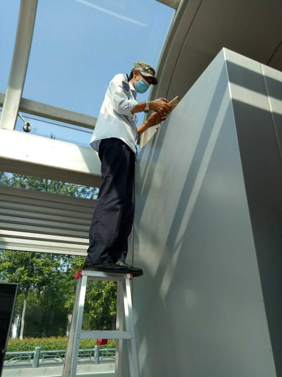 公交快速公司總務(wù)科不畏高溫酷暑 全力奮戰站臺創(chuàng  )文一線(xiàn)