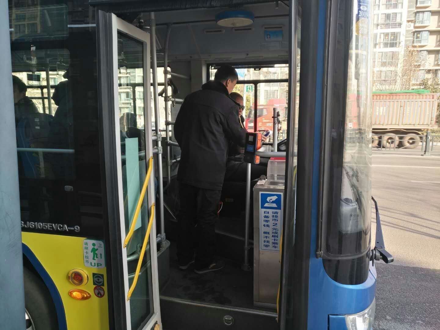 公交集團公交事業(yè)一部做好春運期間上路上線(xiàn)現場(chǎng)管理、安全交代工作