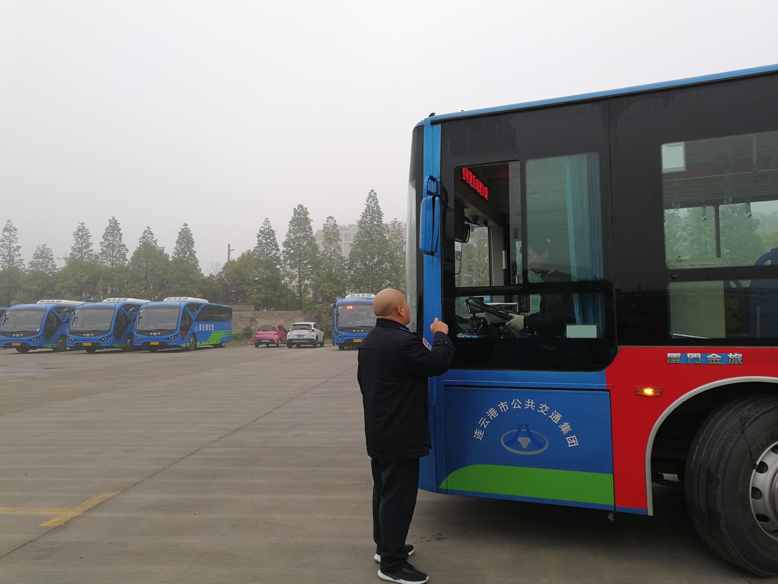 公交集團公交事業(yè)一部啟動(dòng)“霧天”應急預案保障正常運營(yíng)