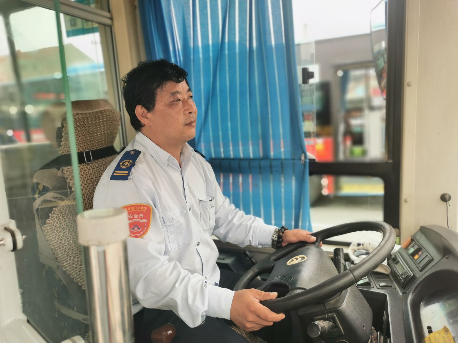 公交集團公交事業(yè)一部25路駕駛員王炳春拾金不昧受表?yè)P