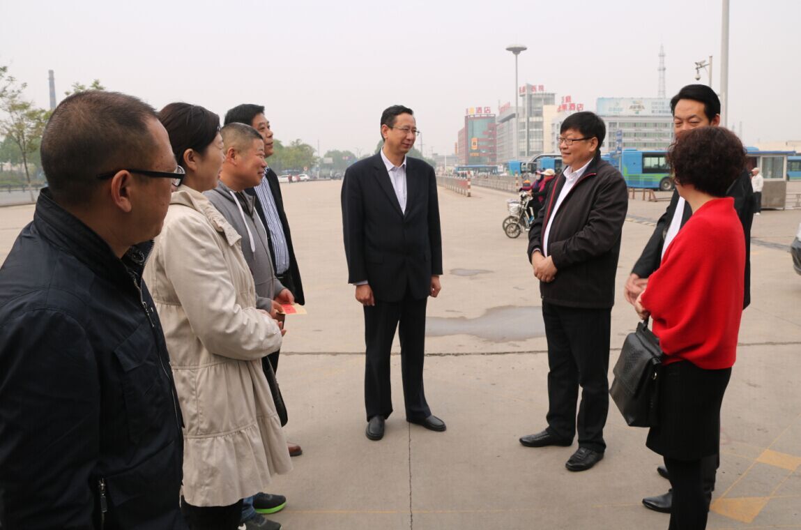 交通控股集團領(lǐng)導“五一”前夕慰問(wèn)公交品牌線(xiàn)路駕駛員