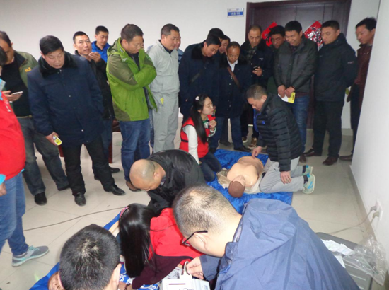 市紅十字會(huì )對公交快速公司駕駛員進(jìn)行應急救護培訓