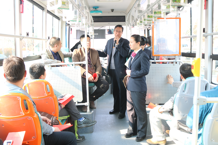 市經(jīng)信委副主任張其兵參觀(guān)公交BRT智能調度中心