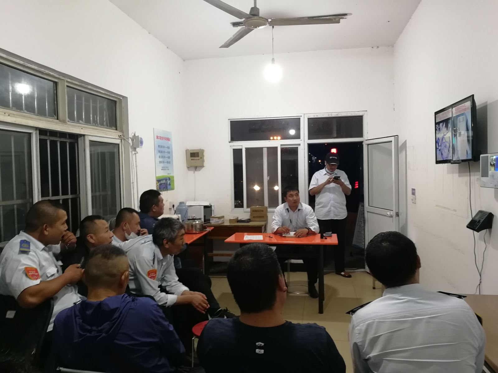 公交集團公交事業(yè)一部召開(kāi)關(guān)于貴州安順公交車(chē)墜入水庫事件駕駛員警示會(huì )議