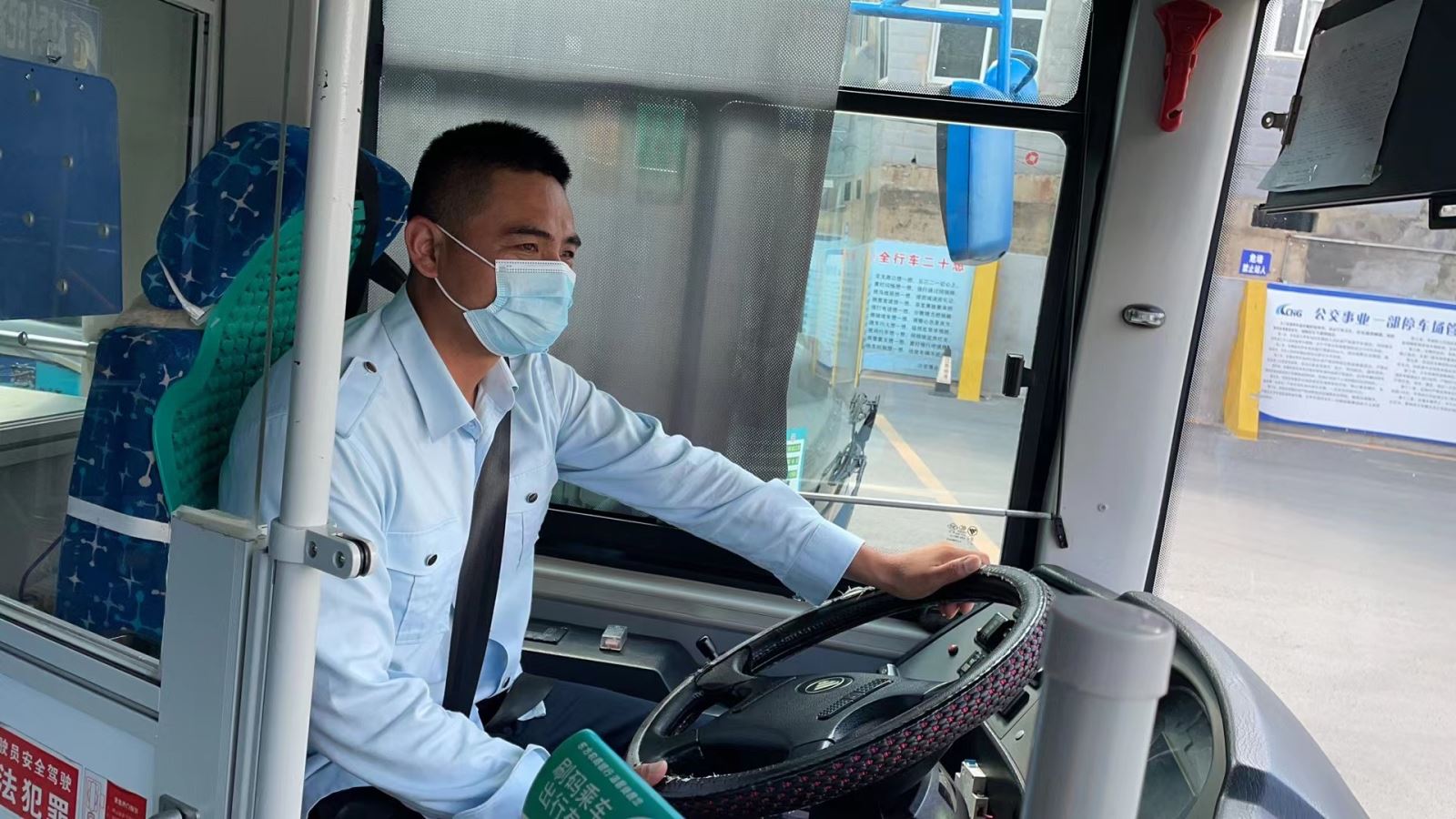 公交事業(yè)一部游1路駕駛員李波拾金不昧受表?yè)P