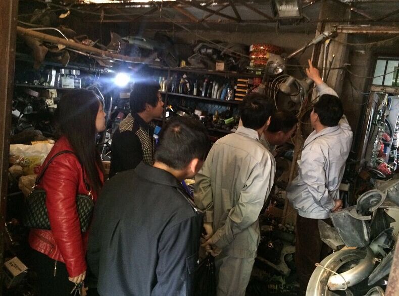 公交維修公司黨員干部協(xié)助社區開(kāi)展街道“安檢、違章”治理活動(dòng)