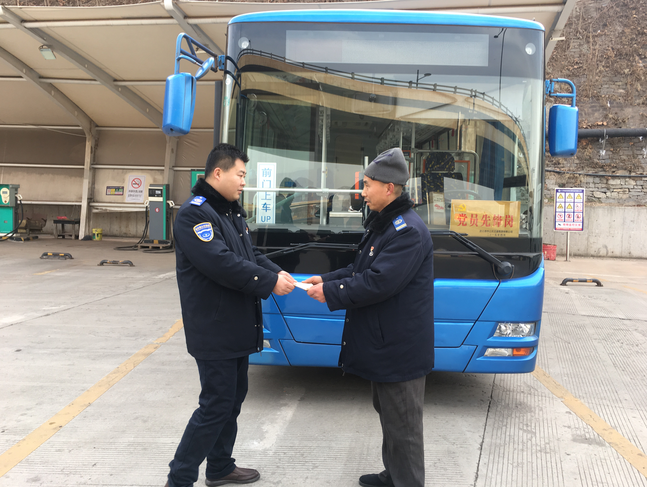 公交集團公交事業(yè)二部開(kāi)展春節走訪(fǎng)慰問(wèn)困難黨員活動(dòng)