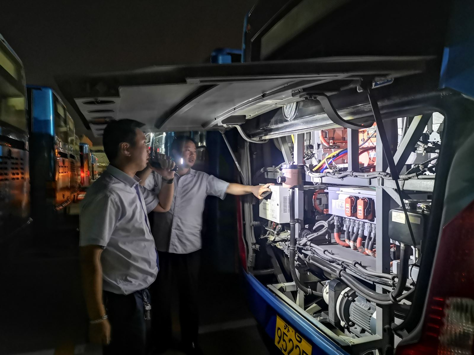 公交集團公交事業(yè)一部做好場(chǎng)站夜查 筑牢安全防線(xiàn)