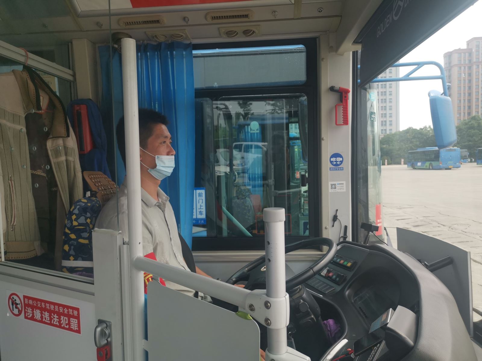 公交車(chē)上乘客突發(fā)癲癇 15路駕駛員與乘客聯(lián)手相助使其轉危為安