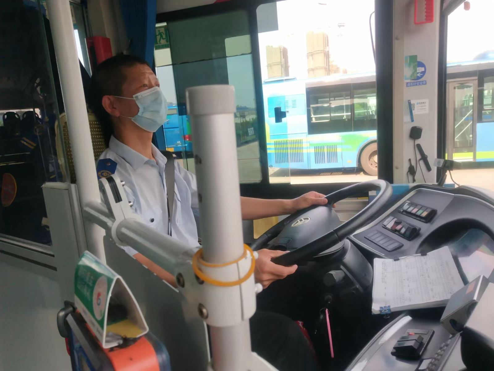 公交集團公交事業(yè)一部15路駕駛員王中勝歸還乘客失物獲表?yè)P