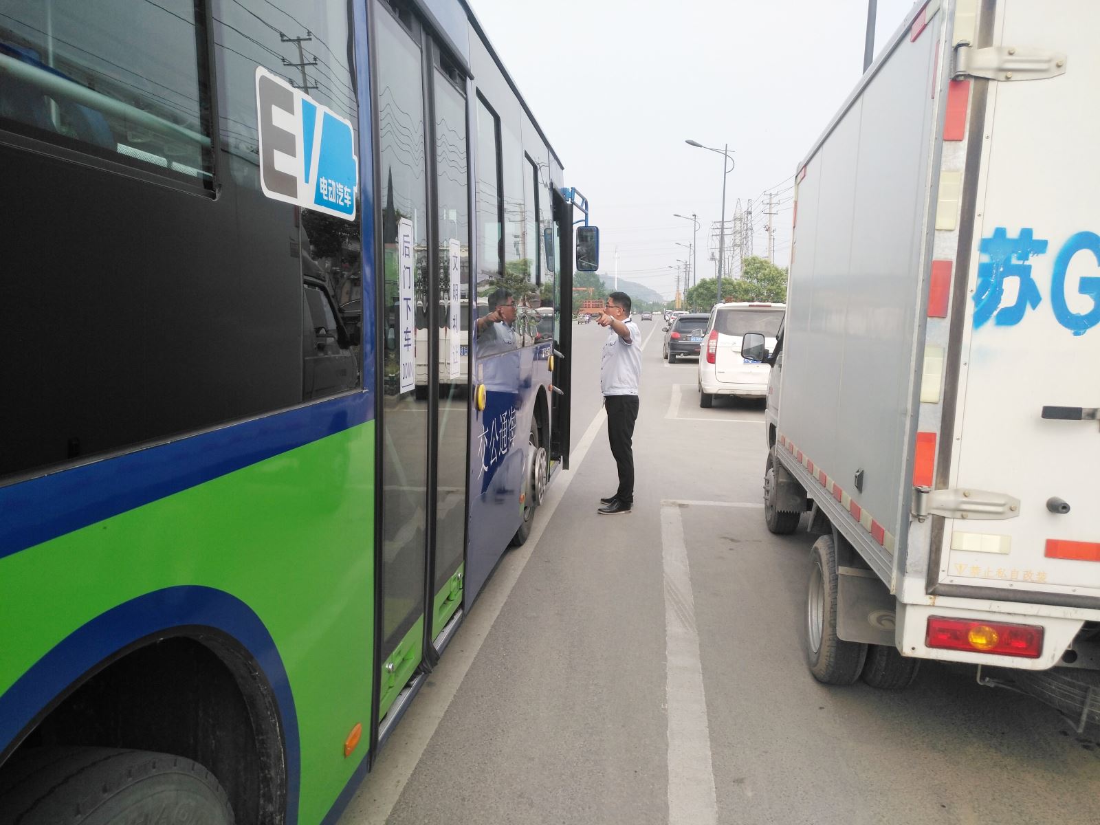 公交集團公交事業(yè)一部推廣“路口行車(chē)安全操作法”