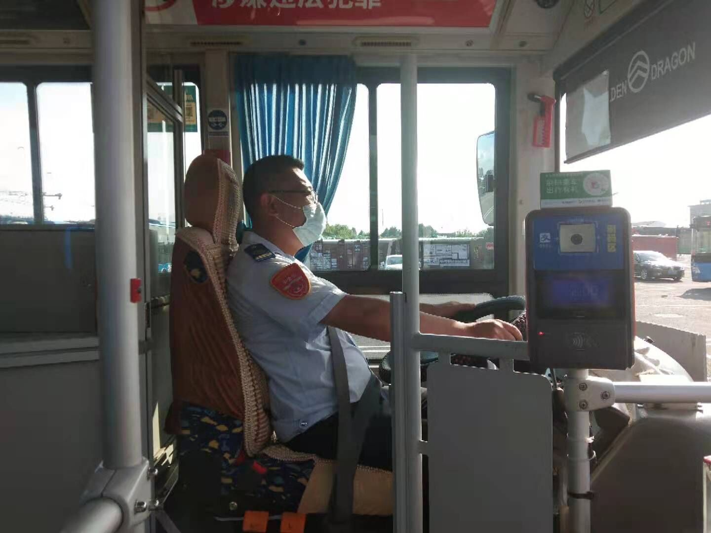 公交集團公交事業(yè)一部游2路駕駛員李明拾金不昧受表?yè)P