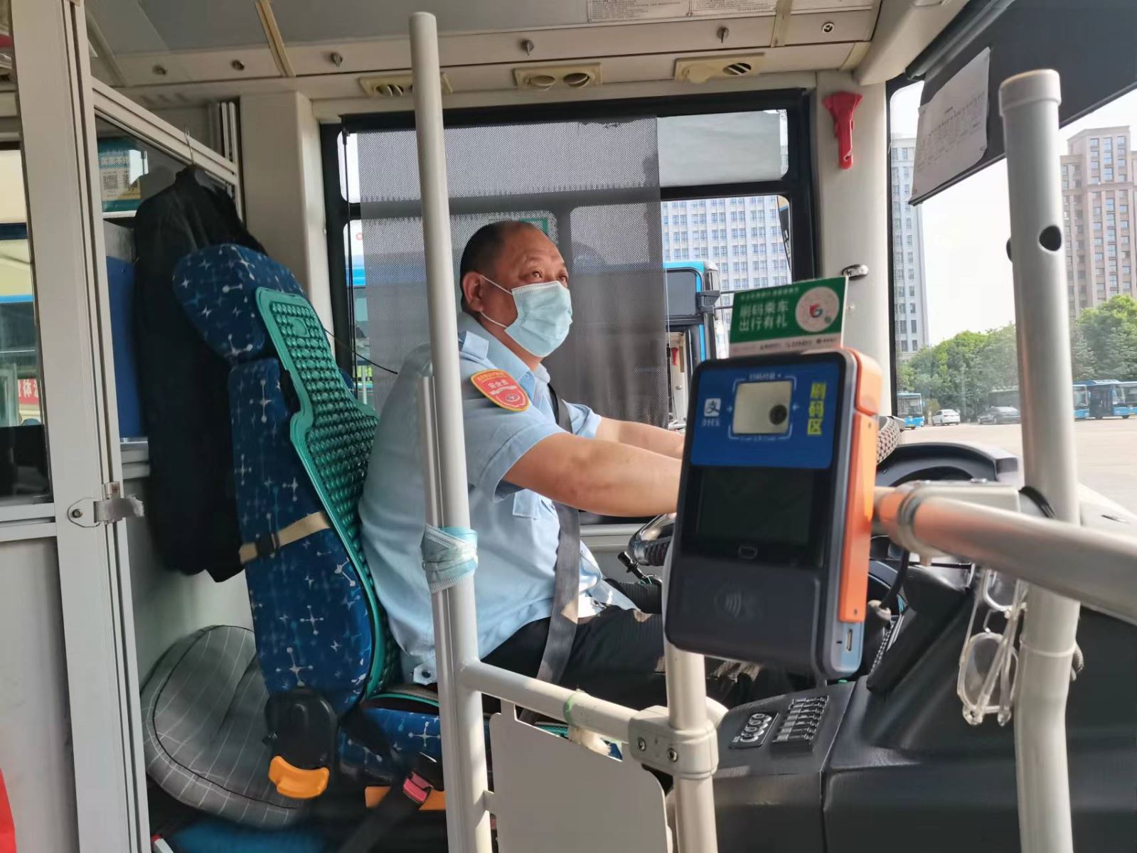 公交集團公交事業(yè)一部22K路馬守龍拾金不昧受表?yè)P