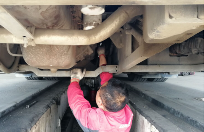 公交集團快速公司開(kāi)展車(chē)輛集中換油保養工作