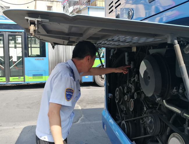 公交集團快速公交公司強化車(chē)輛檢查 為創(chuàng  )文助力