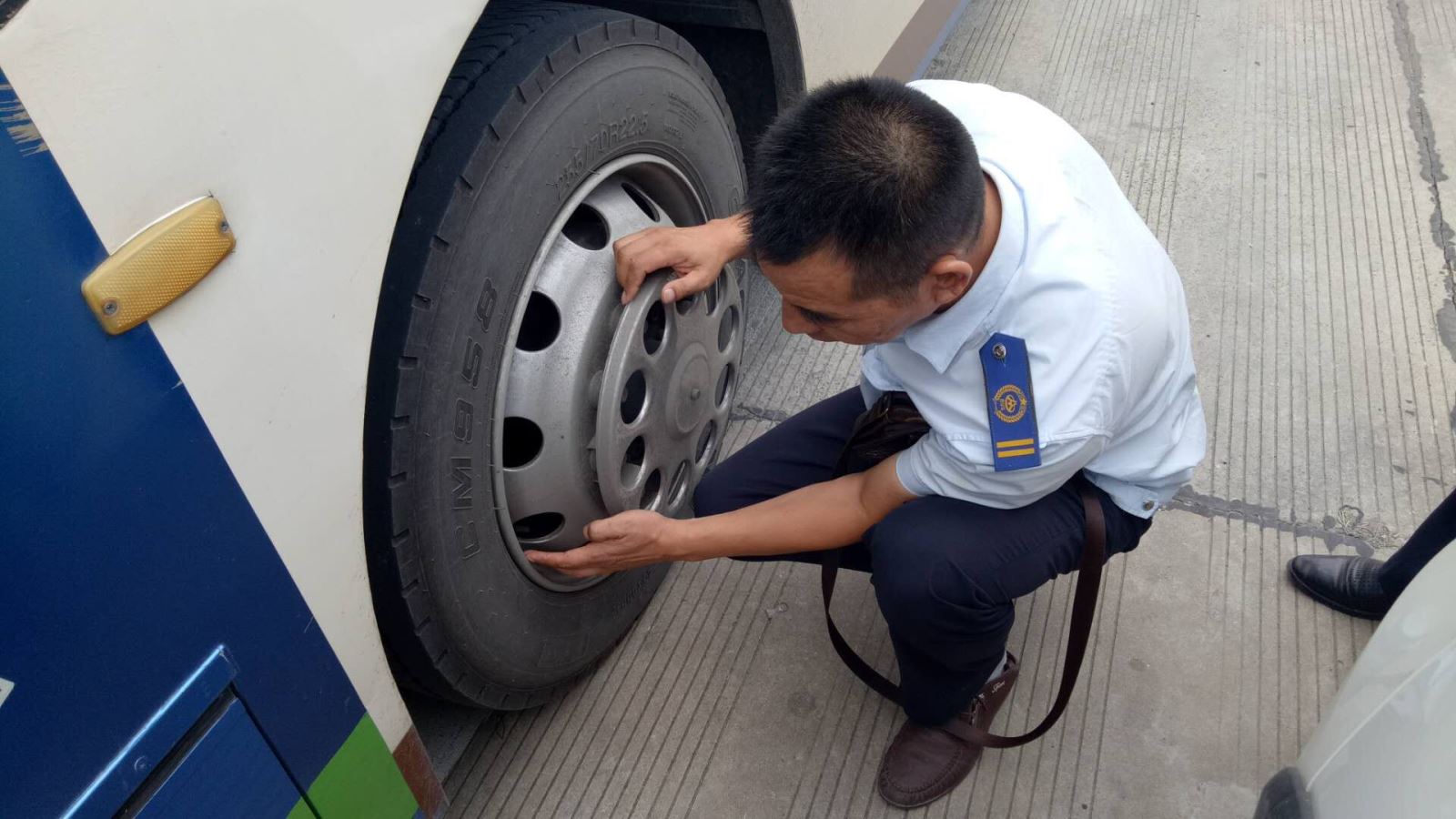 公交集團海通公交公司開(kāi)展車(chē)輛輪胎專(zhuān)項檢查