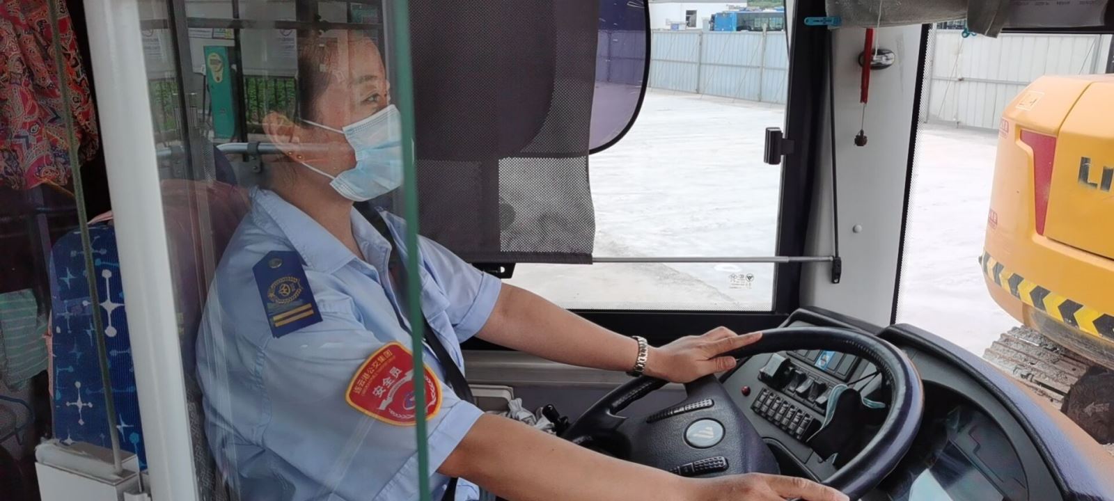 公交集團公交事業(yè)一部18路駕駛員陳嘉敏拾金不昧受表?yè)P