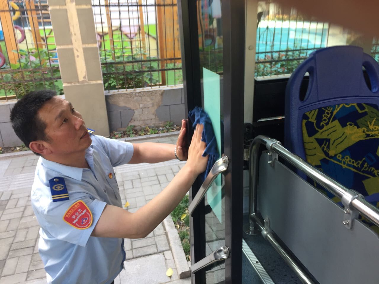 十米車(chē)廂變“流動(dòng)黨建園地”