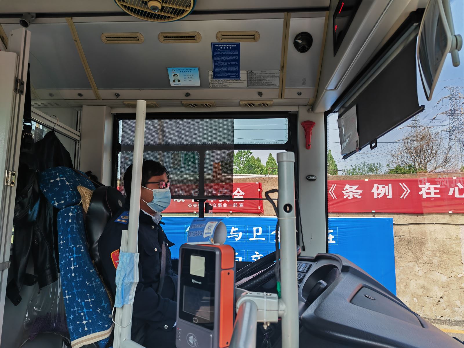 公交集團公交事業(yè)一部游1路駕駛員韋大江拾金不昧受表?yè)P