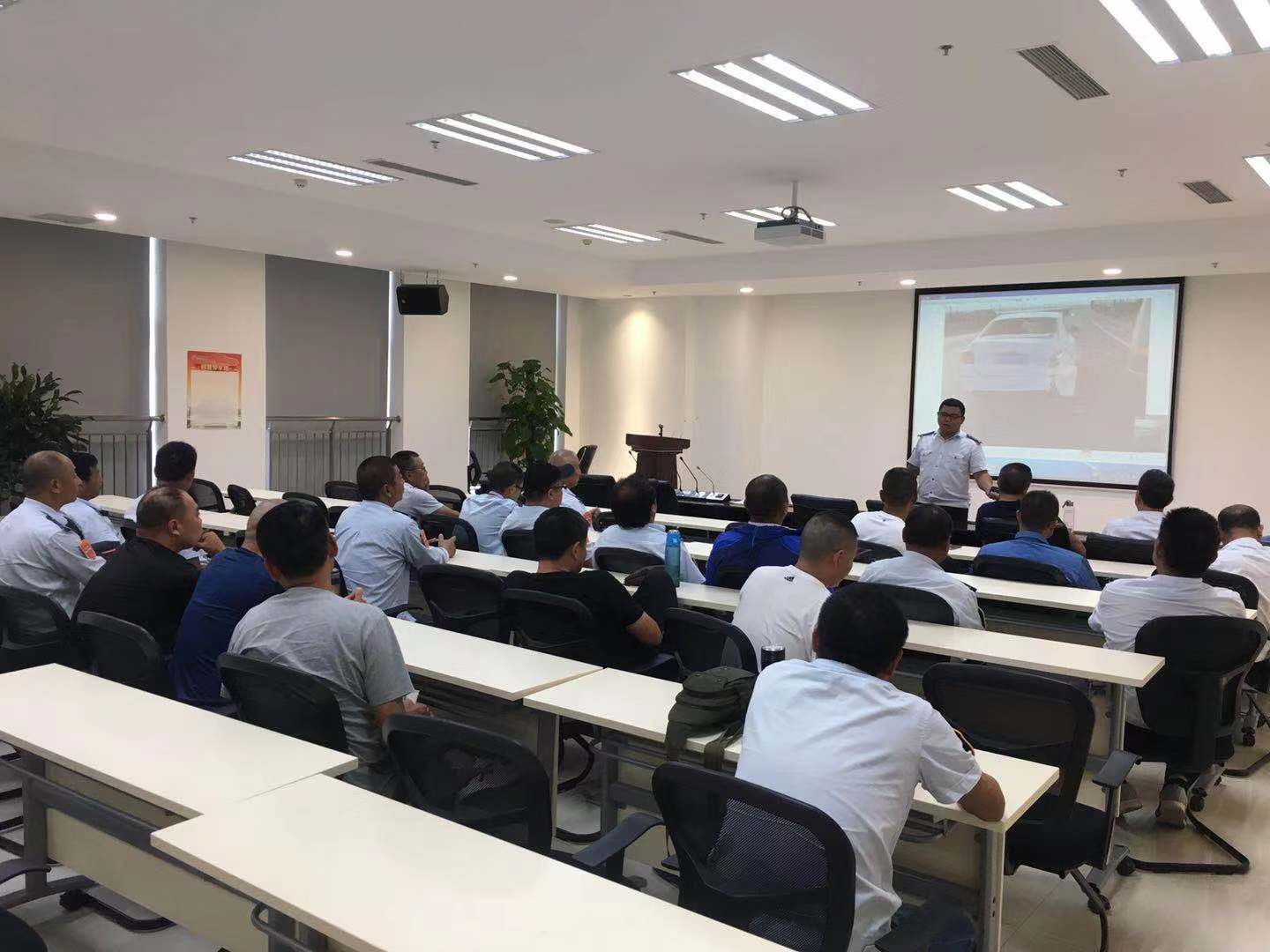 公交集團經(jīng)營(yíng)發(fā)展事業(yè)部聯(lián)合盛虹石化推行“5321路口行車(chē)安全操作辦法”