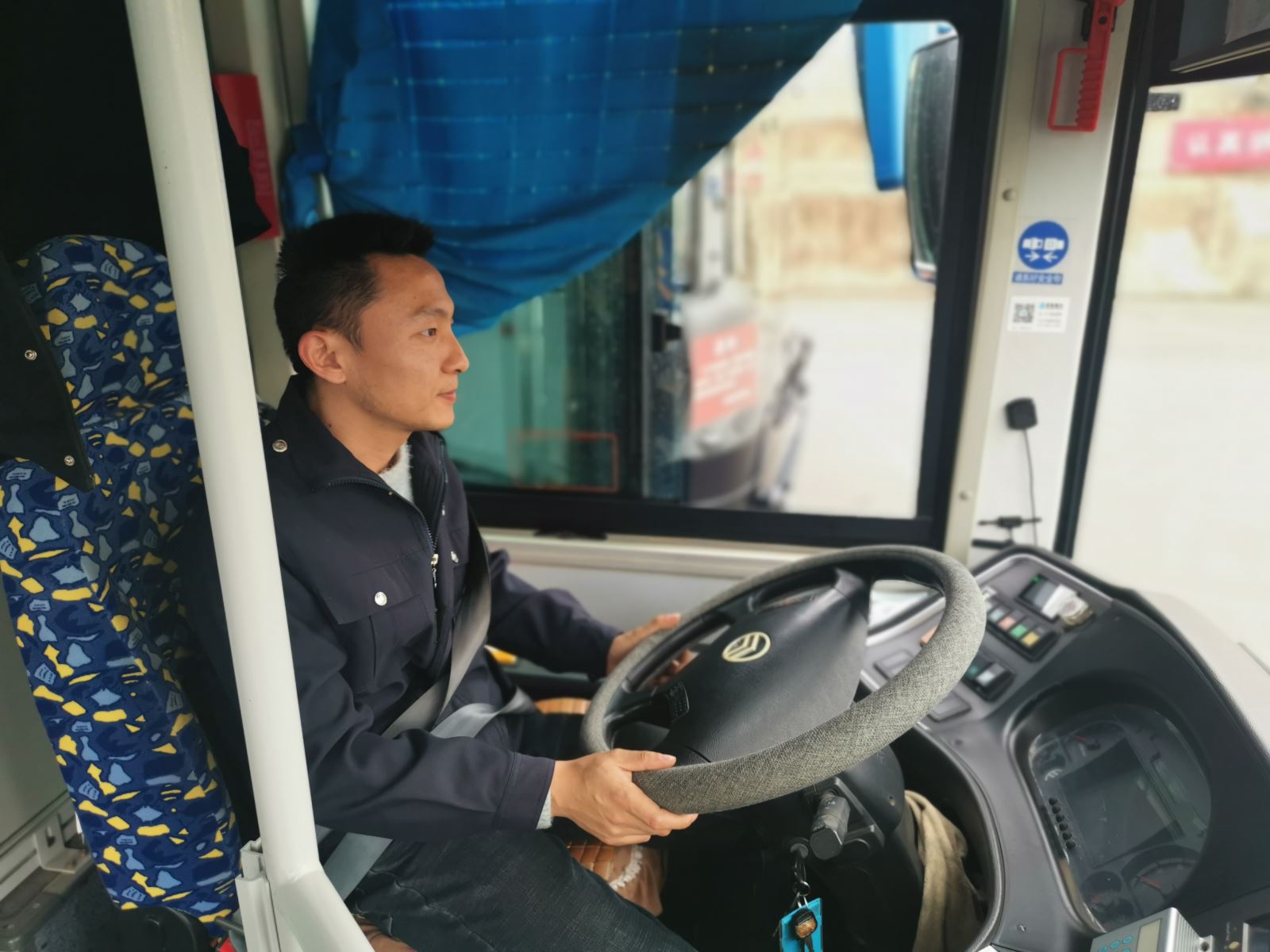 公交事業(yè)一部 11路駕駛員尹沖拾金不昧受表?yè)P