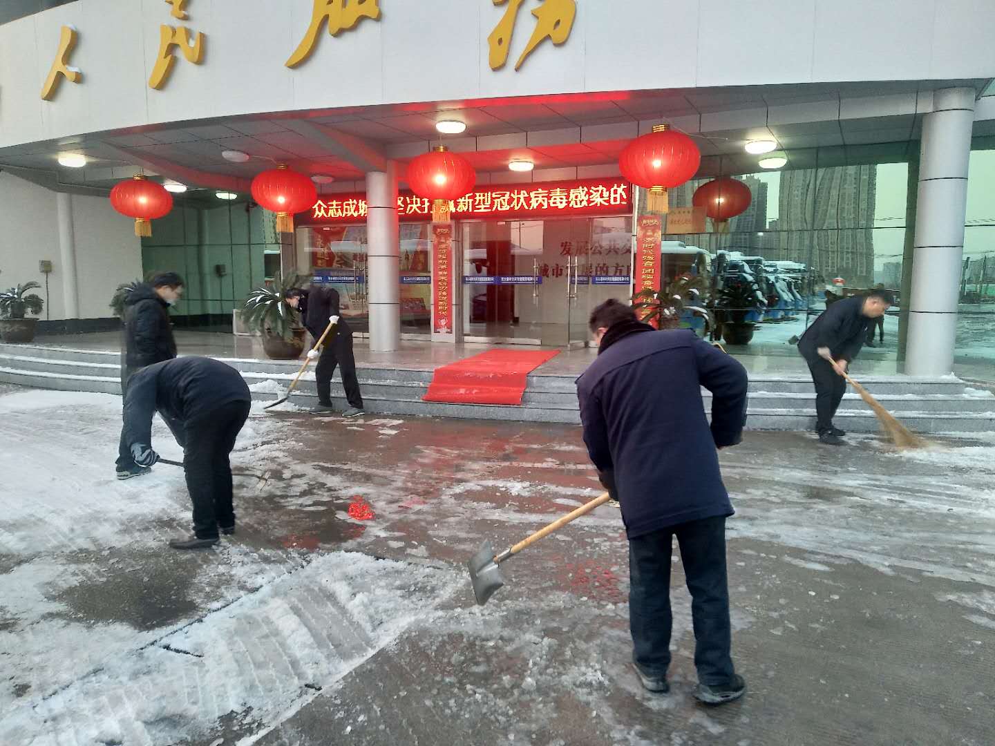 風(fēng)雪中堅守在抗“疫”一線(xiàn)