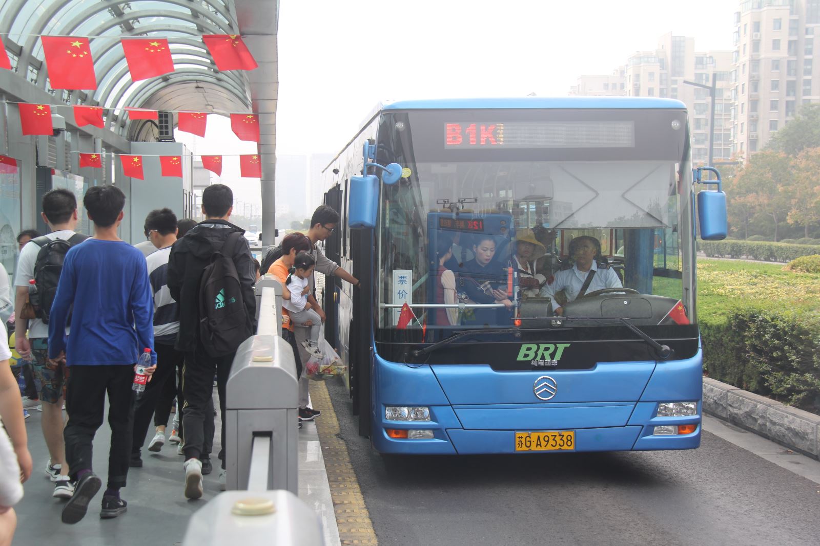 國慶長(cháng)假 公交集團全力以赴迎戰客流高峰