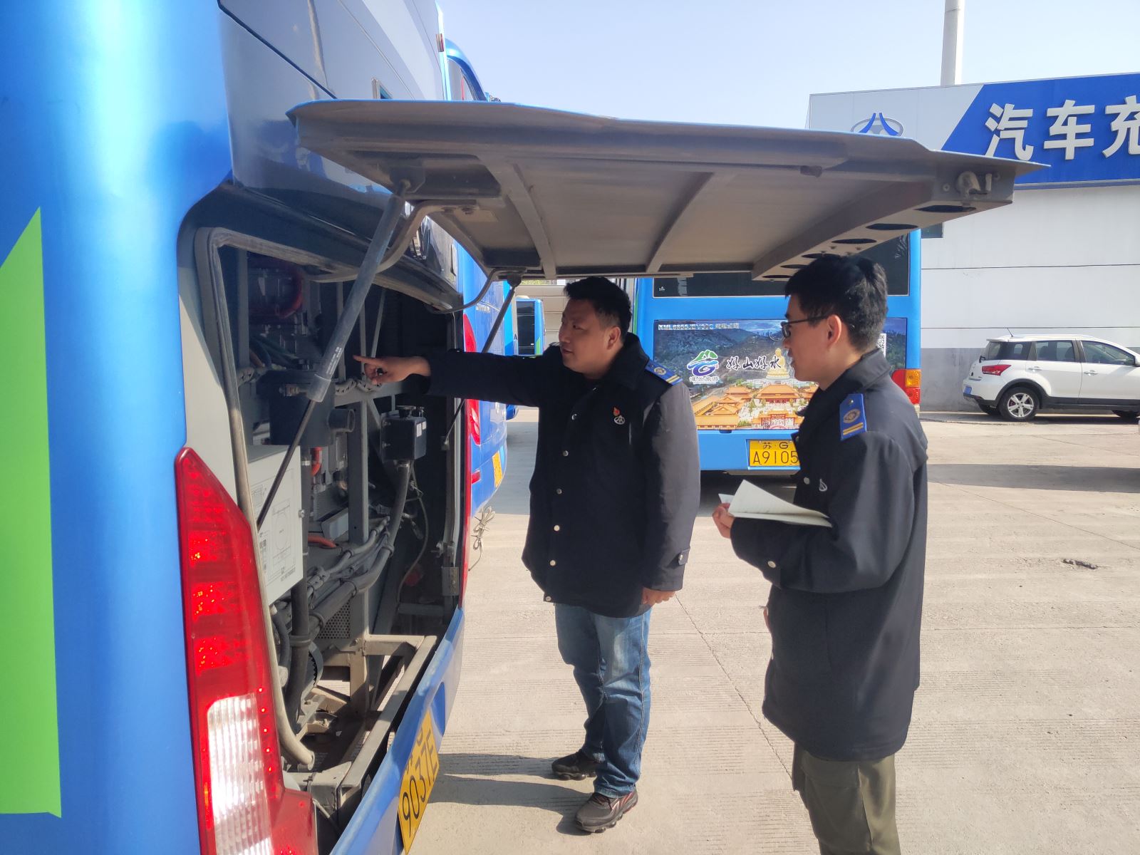 公交集團開(kāi)展電池艙楊柳絮清理檢查工作